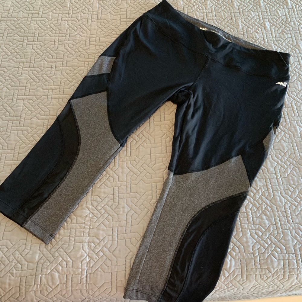 NWOT AVIA crops w/ mesh cutout & back pocket XL